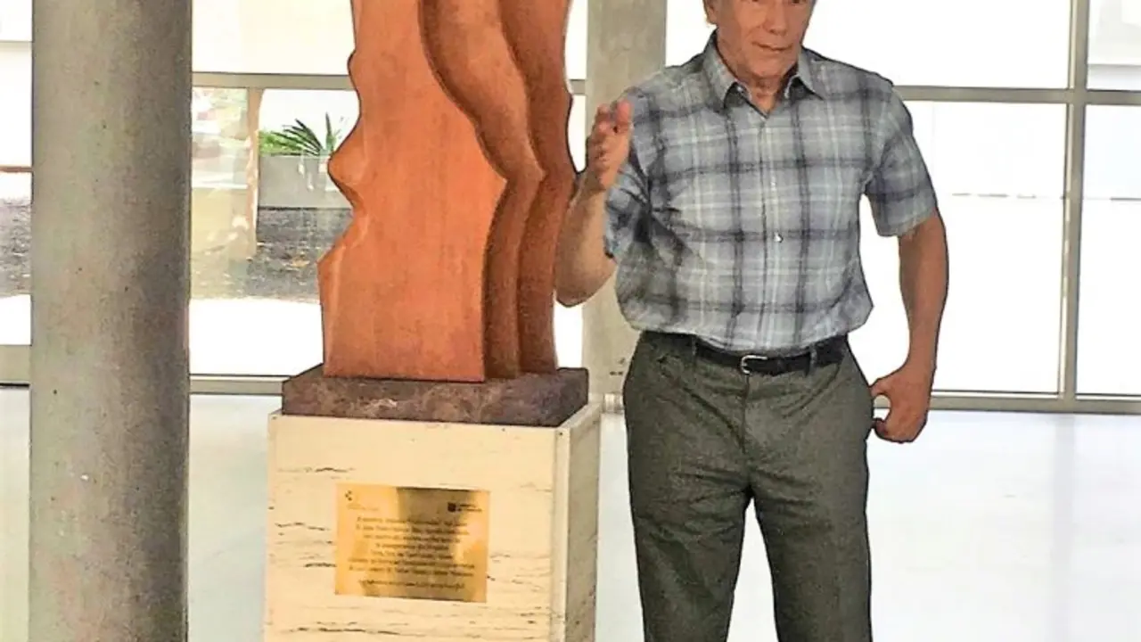 Escultura con el autor_Fotor
