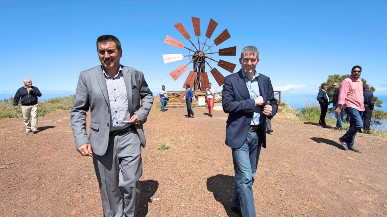 El Presidente D. Fernando Clavijo Batlle en visita oficial al municipio de Garafia a 12 de Abril de 2017. (Foto: Arturo Rodriguez/Presidencia GobCan)


Esta fotograf&Igrave;a oficial del Gobierno de Canarias es solamente para uso editorial por medios de comunicaci&Ucirc;n. La fotograf&Igrave;a no puede ser manipulada de ninguna manera y no se puede utilizar en materiales comerciales y/o pol&Igrave;ticos, publicidad, correos electr&Ucirc;nicos, productos, promociones que de alguna manera pueda sugerir la aprobaci&Ucirc;n o respaldo del Presidente, o el Gobierno de Canarias.