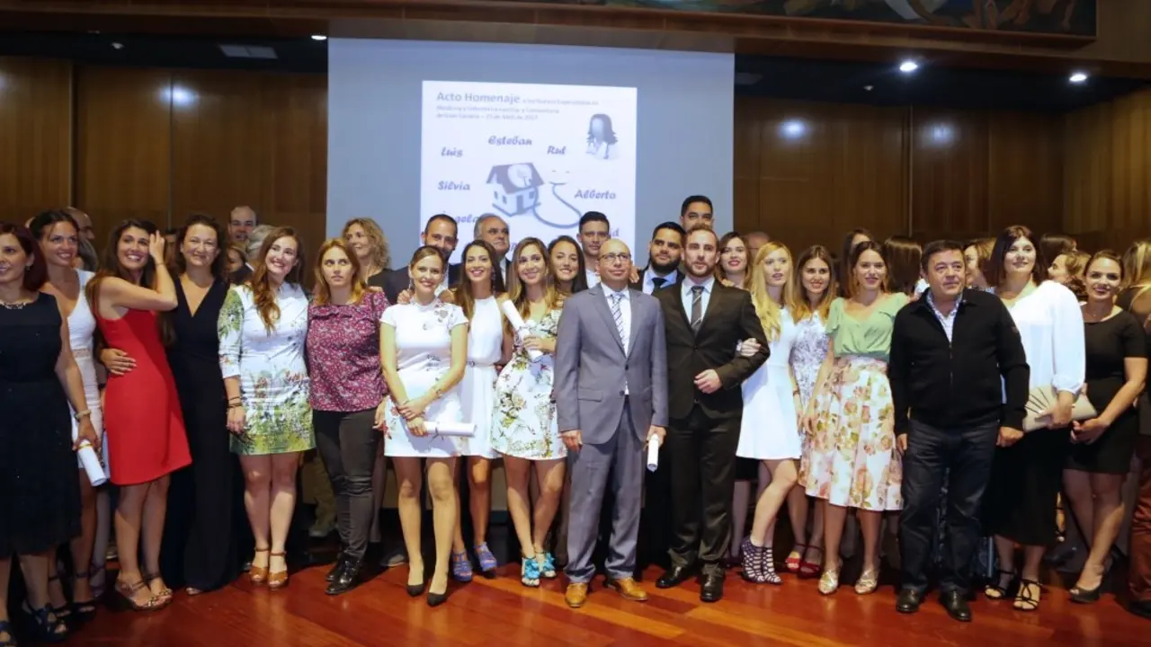 Foto de familia de los residentes y tutores_Fotor