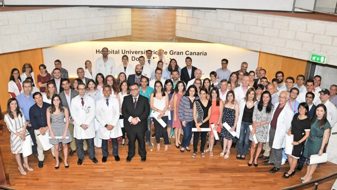 Foto de familia de lis nuevos especialistas_Fotor