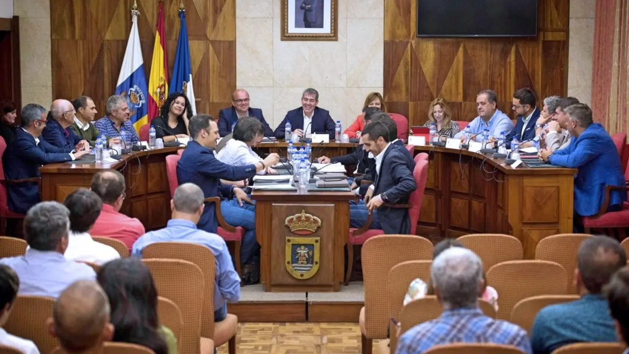 El Presidente D. Fernando Clavijo Batlle se re&uacute;ne con los alcaldes de la isla y Anselmo Pestana, presidente del Cabildo de La Palma para la firma del FDCAN a 19 de Mayo de 2017. (Foto: Arturo Rodriguez/Presidencia GobCan)


Esta fotograf&iacute;a oficial del Gobierno de Canarias es solamente para uso editorial por medios de comunicaci&oacute;n. La fotograf&iacute;a no puede ser manipulada de ninguna manera y no se puede utilizar en materiales comerciales y/o pol&iacute;ticos, publicidad, correos electr&oacute;nicos, productos, promociones que de alguna manera pueda sugerir la aprobaci&oacute;n o respaldo del Presidente, o el Gobierno de Canarias.