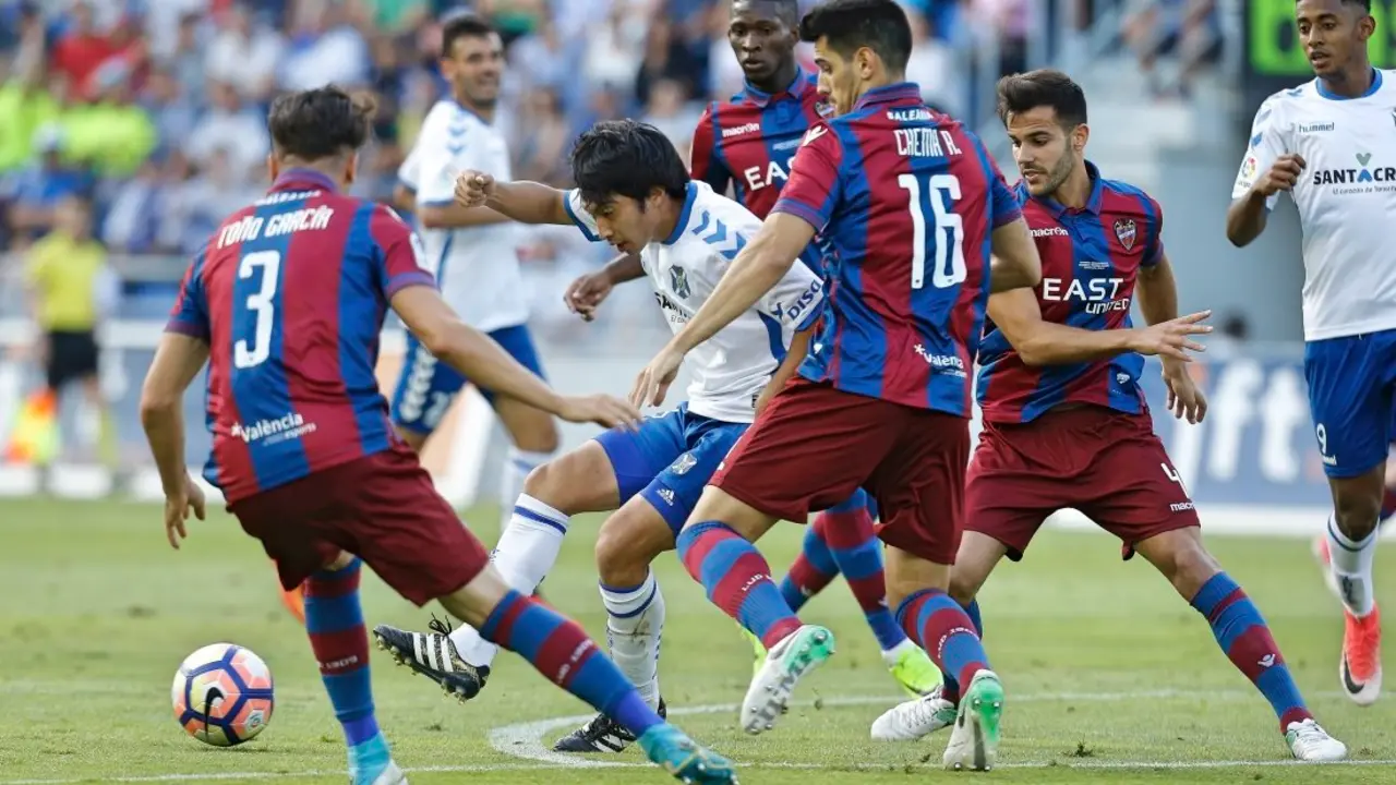 ESTADIO HELIODORO RODRIGUEZ L&Oacute;PEZ. PARTIDO TENERIFE-LEVANTE.
EN LA IMAGEN, GAKU RODEADO DE JUGADORES DEL LEVANTE.
/SANTIAGO FERRERO