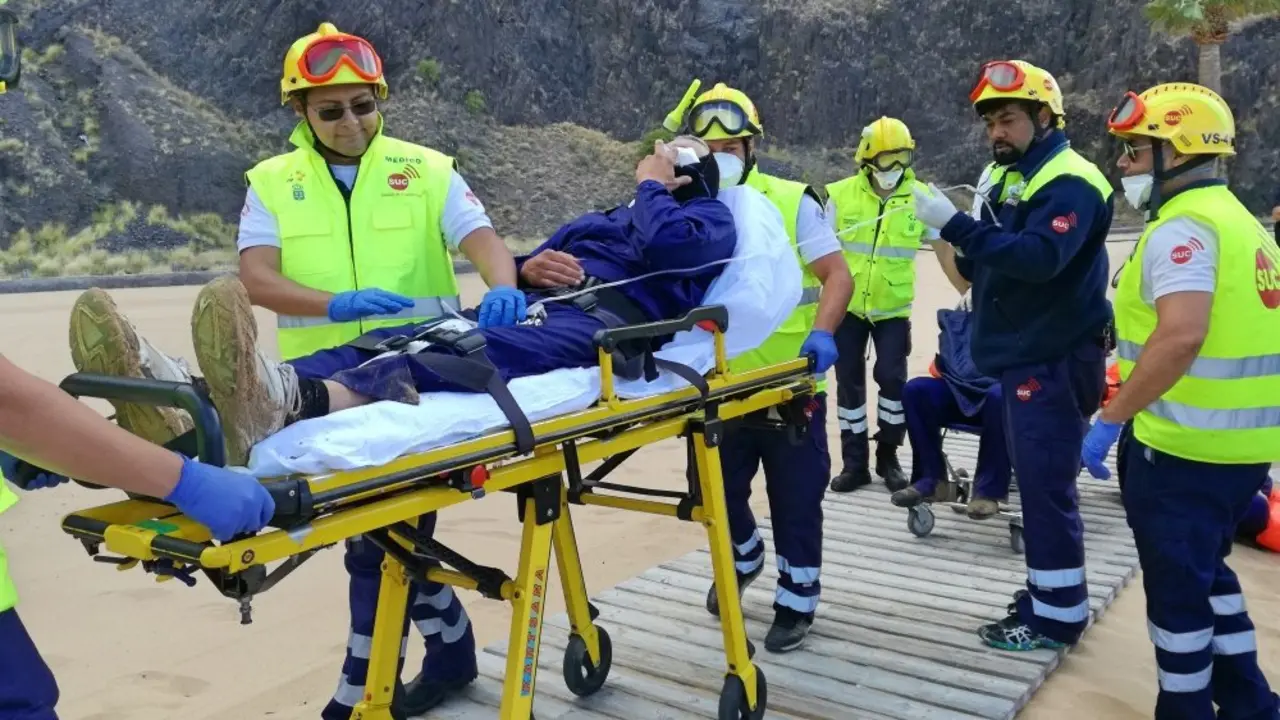 SUC presta asistencia a los ocupantes de una patera en Las Teresitas_Fotor