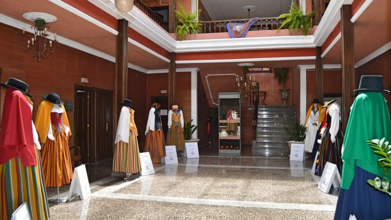 EXPOSICION TRAJES TIPICOS 061_Fotor