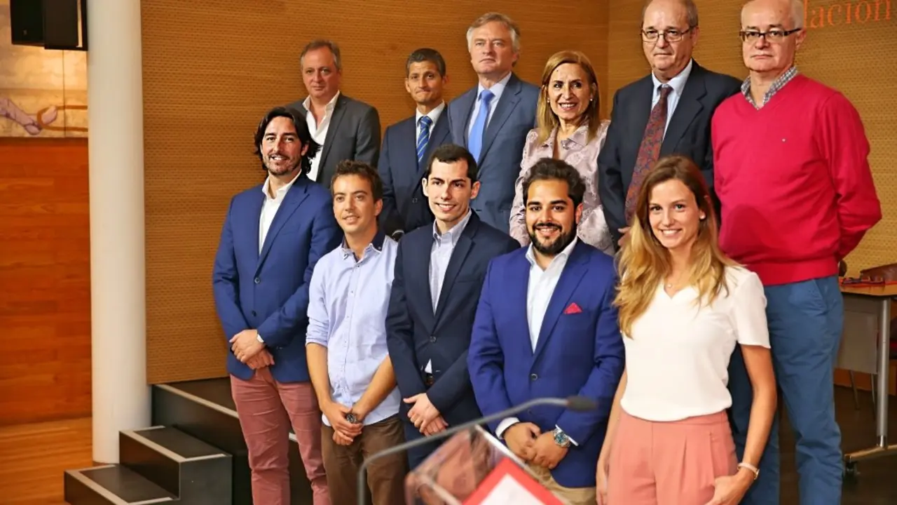 Antonia Mar&iacute;a P&eacute;rez, junto a los galardonados, en primera fila_Fotor