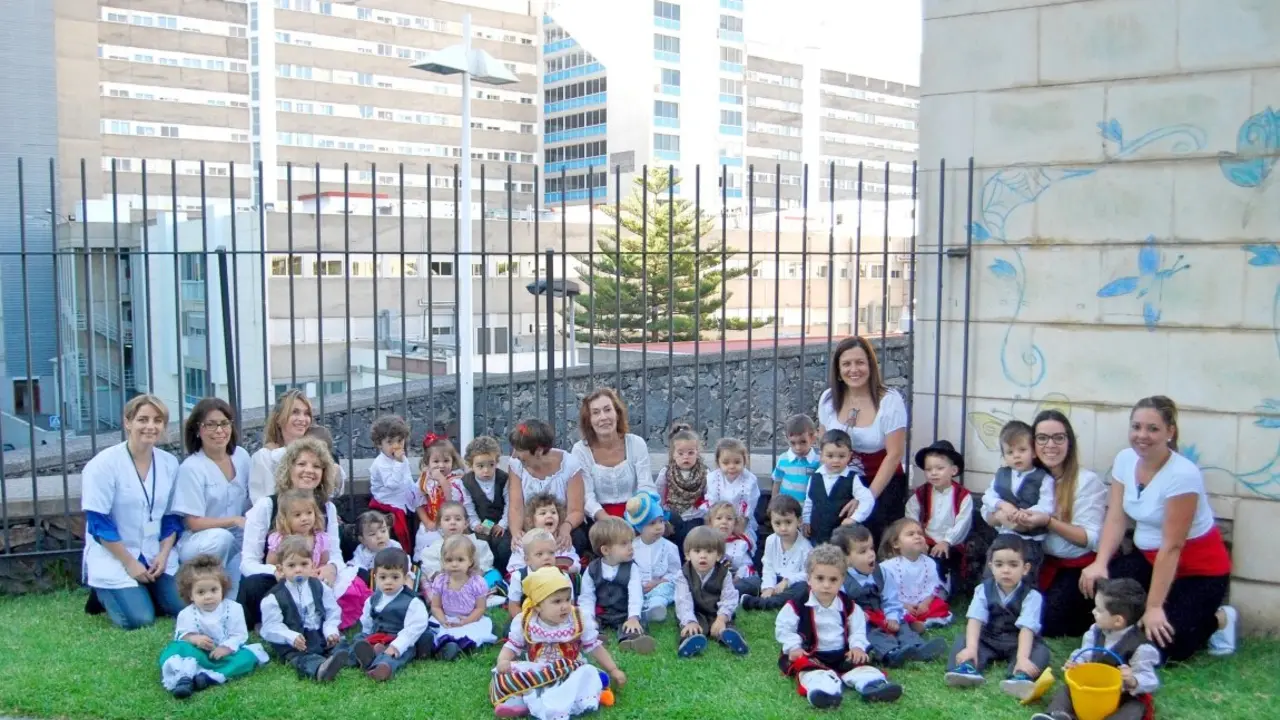 Los ni&ntilde;os de la Guarder&iacute;a del HUC celebran el D&iacute;a de Canarias_Fotor