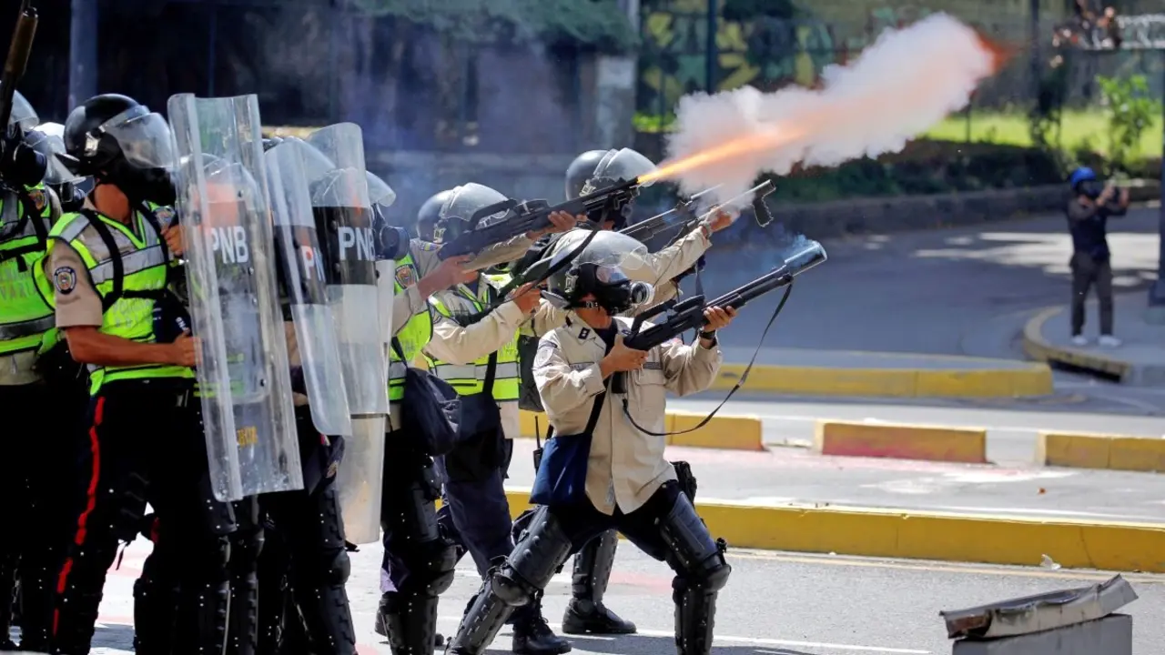 A riot police officer fires a tear gas canister at opposition supporters during a protest against Venezuelan President Nicolas Maduro's government in Caracas, Venezuela May 30, 2017. REUTERS/Carlos Barria