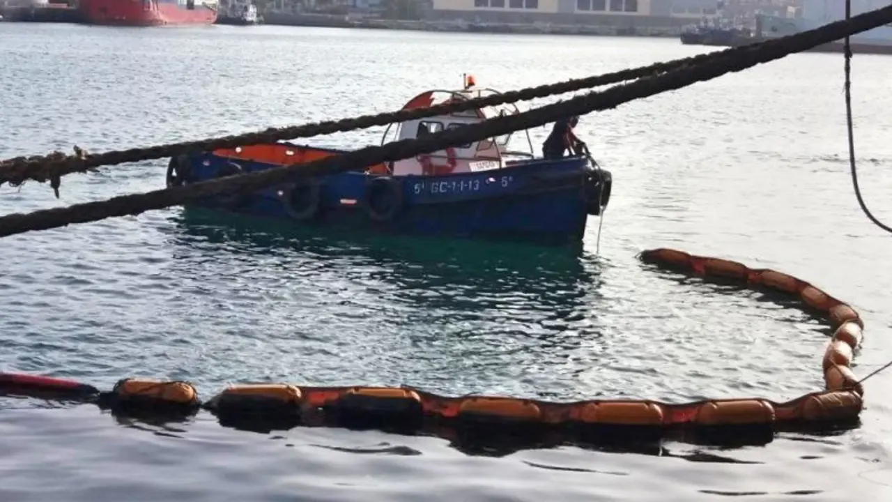 VERTIDO EN EL PUERTO DE LAS PALMAS