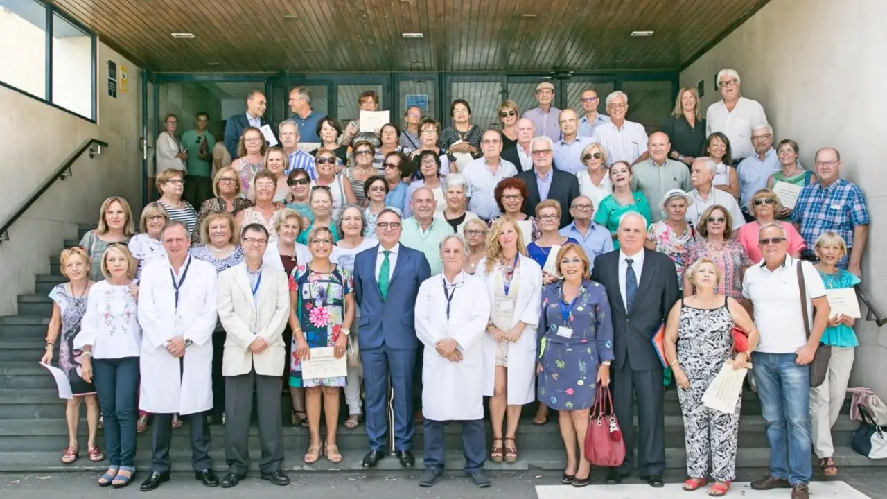 27 JUN Foto de familia de los profesionales jubilados del Hospital de La Candelaria con el consejero de Sanidad, Jose Manuel Baltar y el equipo directivo del centro_Fotor
