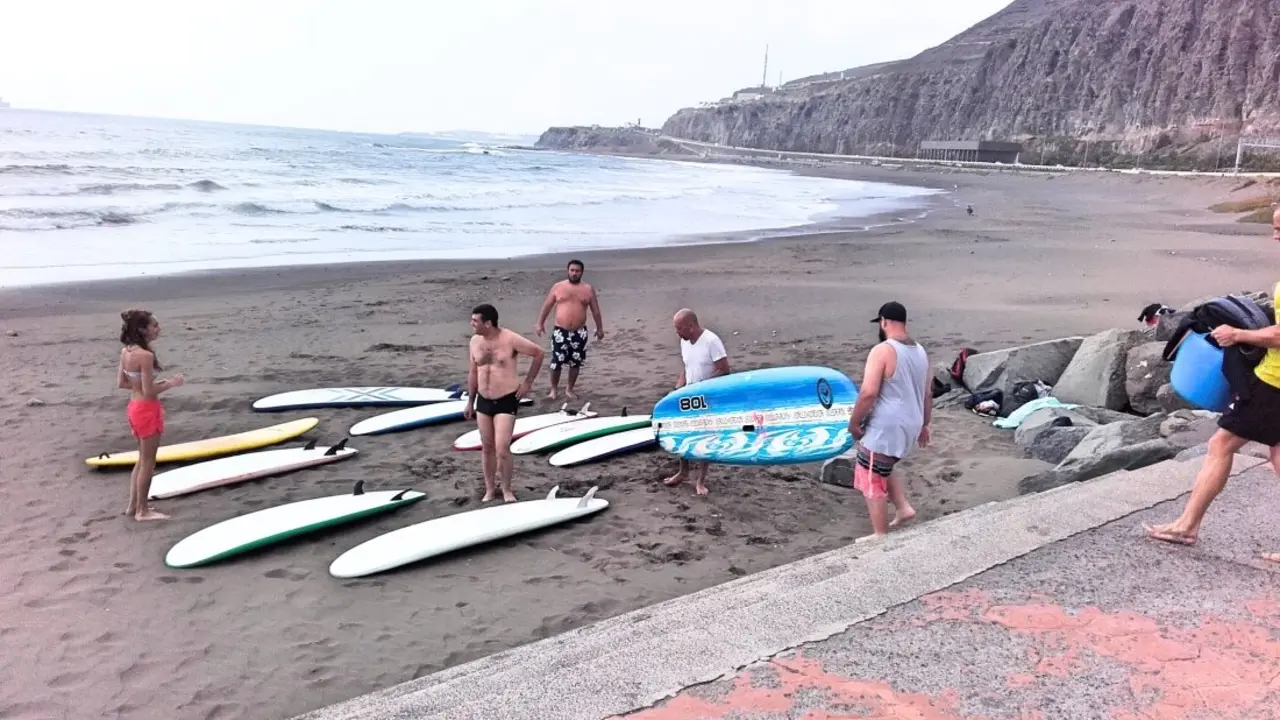 Alumnos y monitores en la playa de La Laja en un momento del curso de surf_Fotor