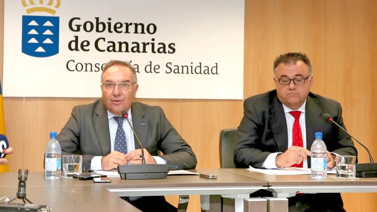 Jos&eacute; Manuel Baltar y Conrado Dom&iacute;nguez explican a la prensa los nuevos datos de las listas de espera en Canarias_Fotor
