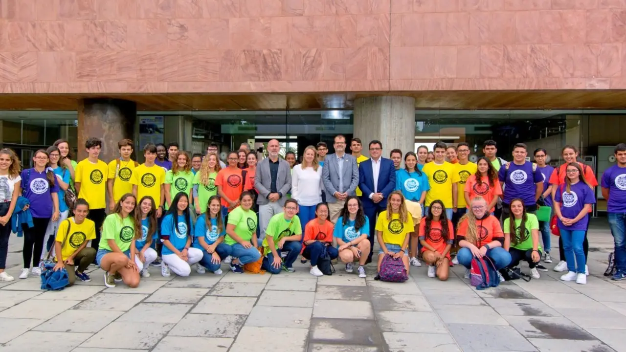 Gruop de cien j&oacute;venes comparten proyectos de I+D con las Universidades p&uacute;blicas