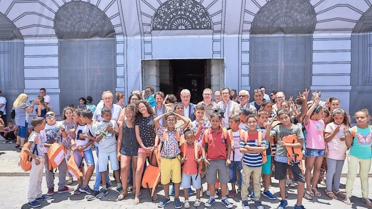 Visita ni&ntilde;os saharauis al cabildo