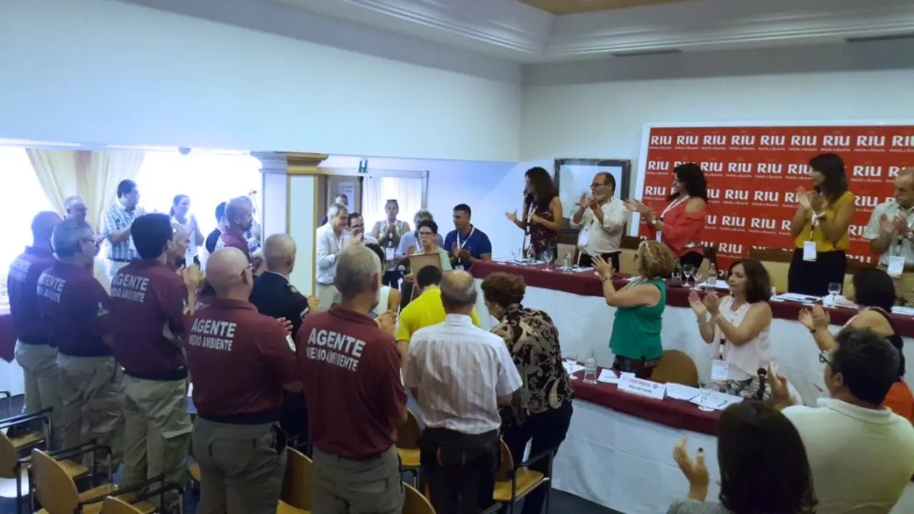 El secretario de Organizaci&oacute;n de UGT en el Estado, Rafael Espartero, hizo entrega de este reconocimiento en presencia de la familia de Fran Santana y de sus compa&ntilde;eros de trabajo