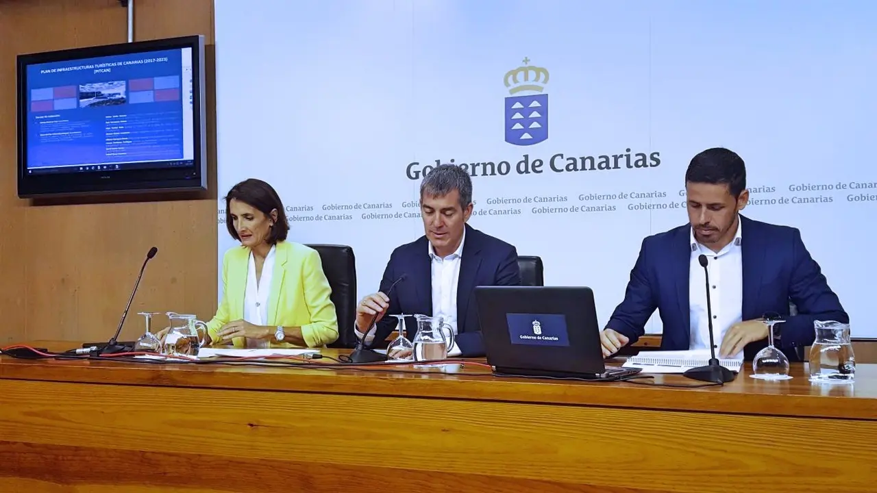 El presidente del Gobierno de Canarias, la consejera de Turismo, Cultura y Deportes, y el director general de Infraestuctura Tur&iacute;stica fueron los encargados de presentar esta iniciativa