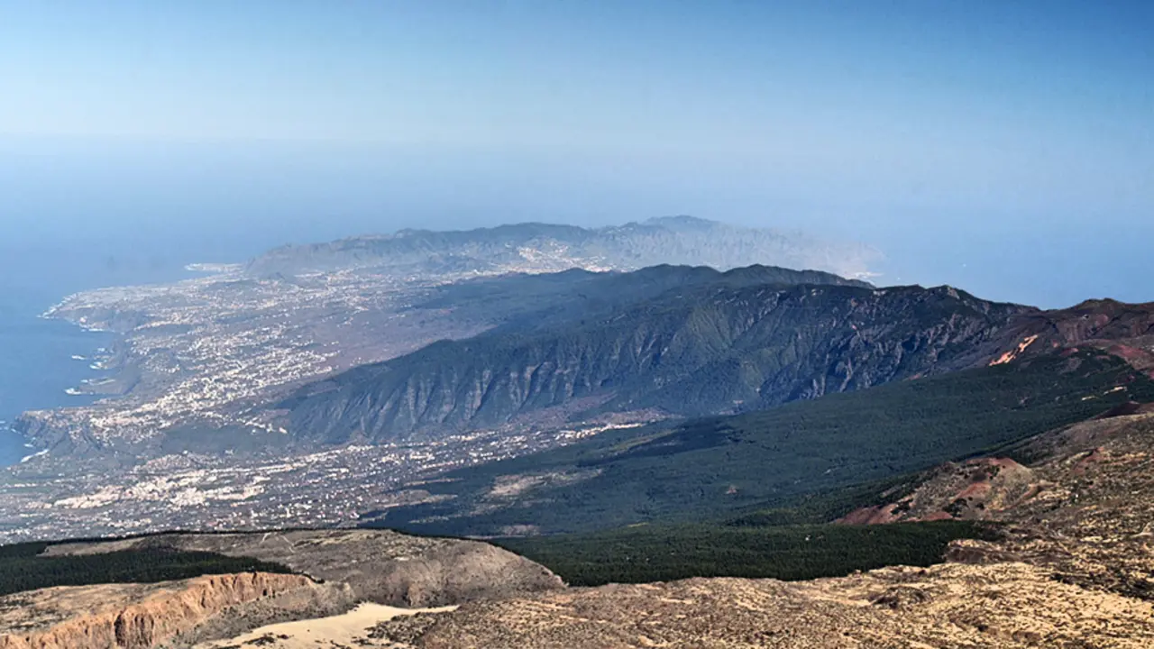 panor&aacute;mica del volc&aacute;n Dorsal Noreste de Tenerife que ha sido escenario de una de las erupciones hist&oacute;ricas de Tenerife; la erupci&oacute;n de Siete Fuentes-Fasnia-Arafo en 1704-1705