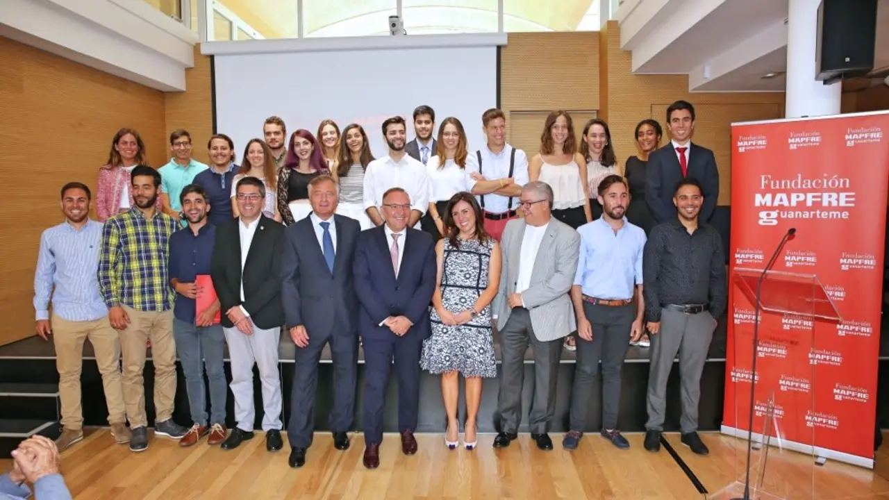 Foto de familia del acto de entrega de las becas de la FMG_Fotor