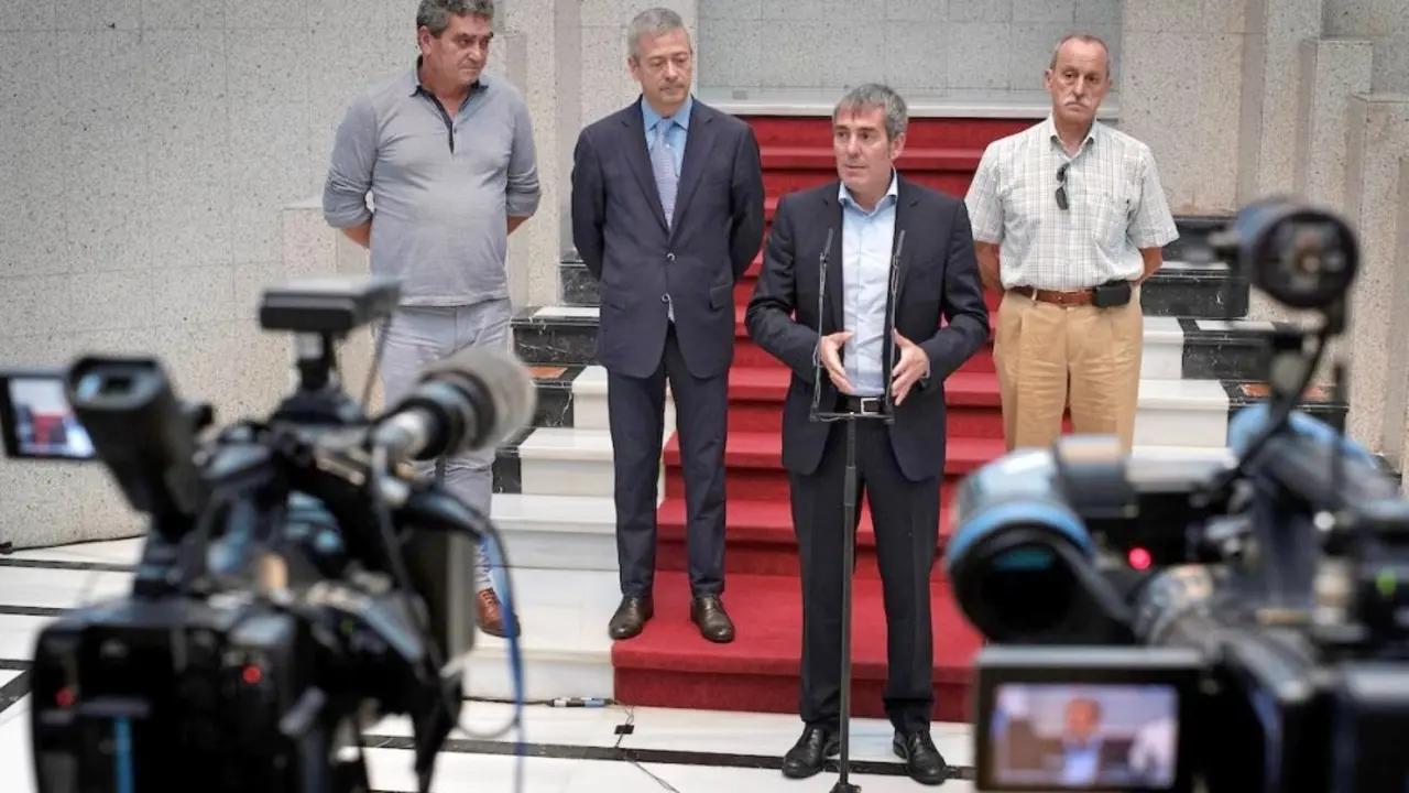 El presidente del Gobierno de Canarias, Fernando Clavijo, explica que se ha conseguido desvincular el REF y que se reflejen criterios como la insularidad, la poblaci&oacute;n o el coste efectivo del servicio, entre otros