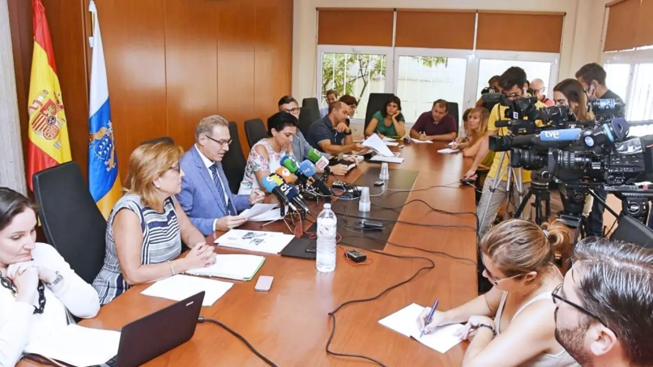 Jos&eacute; Juan Alem&aacute;n preside la rueda de prensa para informar sobre el fen&oacute;meno de las microalgas en Canarias_Fotor
