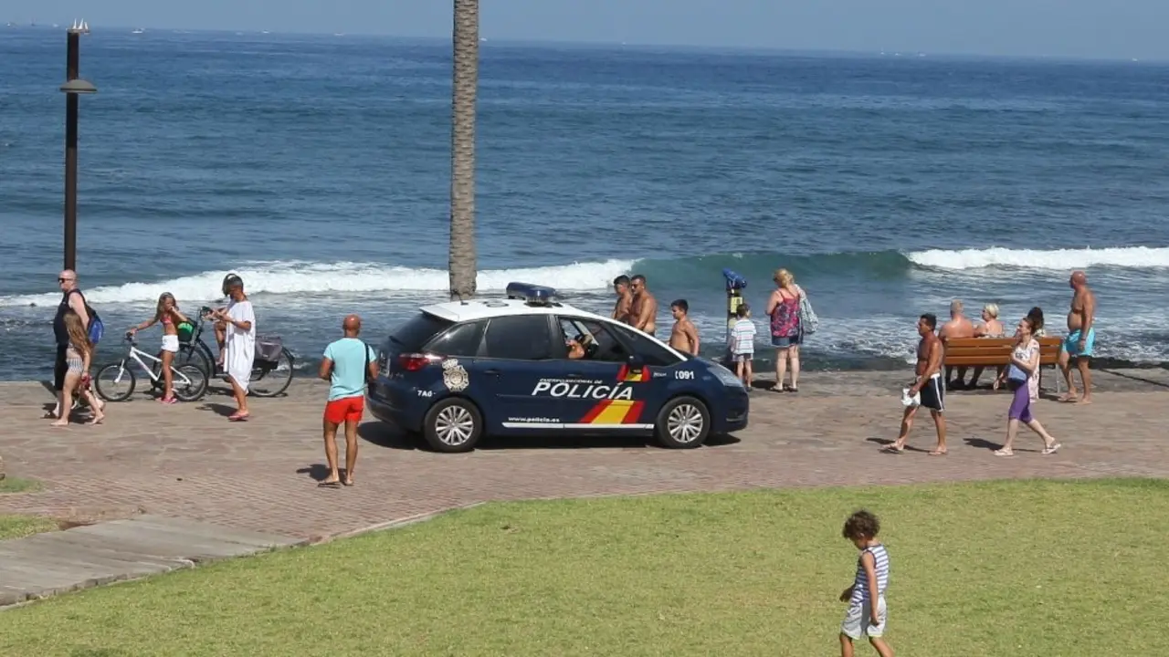 LA POLICIA NACIONAL EN EL PASEO MAR&Iacute;TIMO DE PLAYA DE LAS AM&Eacute;RICAS