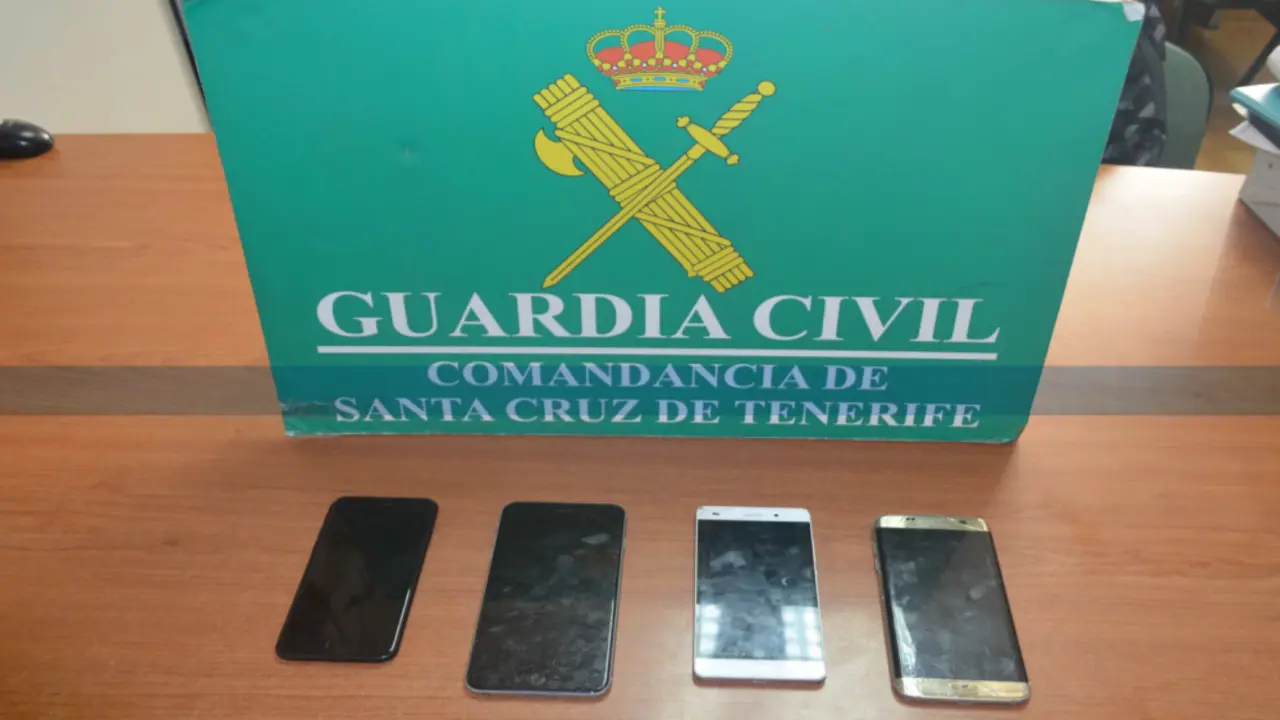 Fotograf&iacute;a de algunos de los tel&eacute;fonos m&oacute;viles recuperados