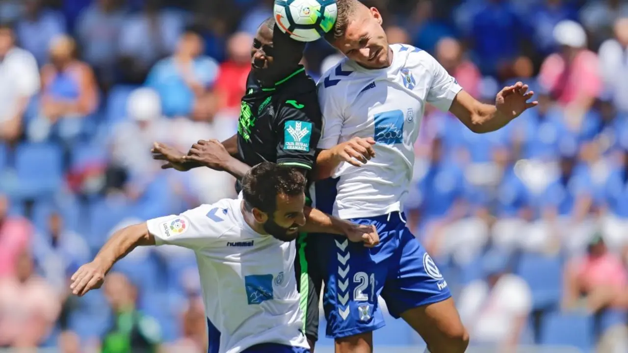 ESTADIO HELIODORO RODR&Iacute;GUEZ L&Oacute;PEZ.
PARTIDO TENERIFE-GRANADA.
EN LA IMAGEN, RAMOS, S&Aacute;NZ Y CARLOS RUIZ EN ACCI&Oacute;N.
/SANTIAGO FERRERO