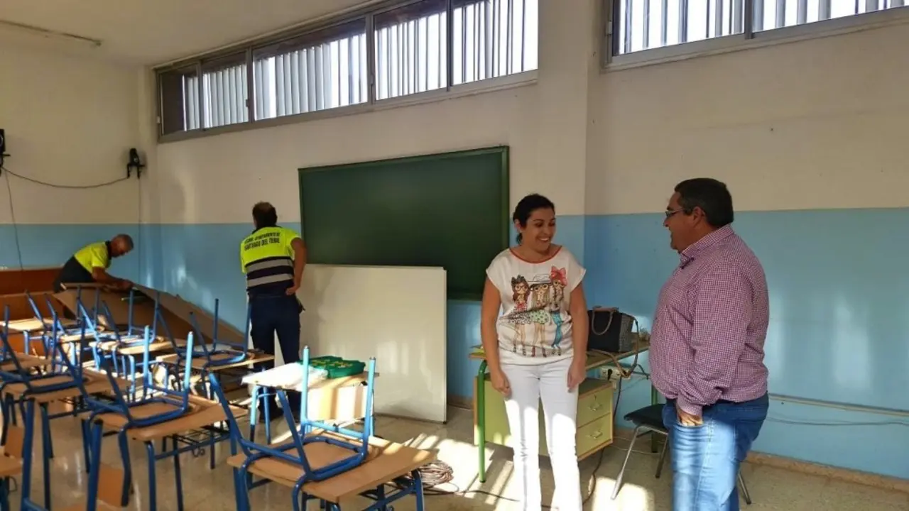 El concejal de Obras y la concejala de Educaci&oacute;n en una de las aulas objeto de reformas_Fotor