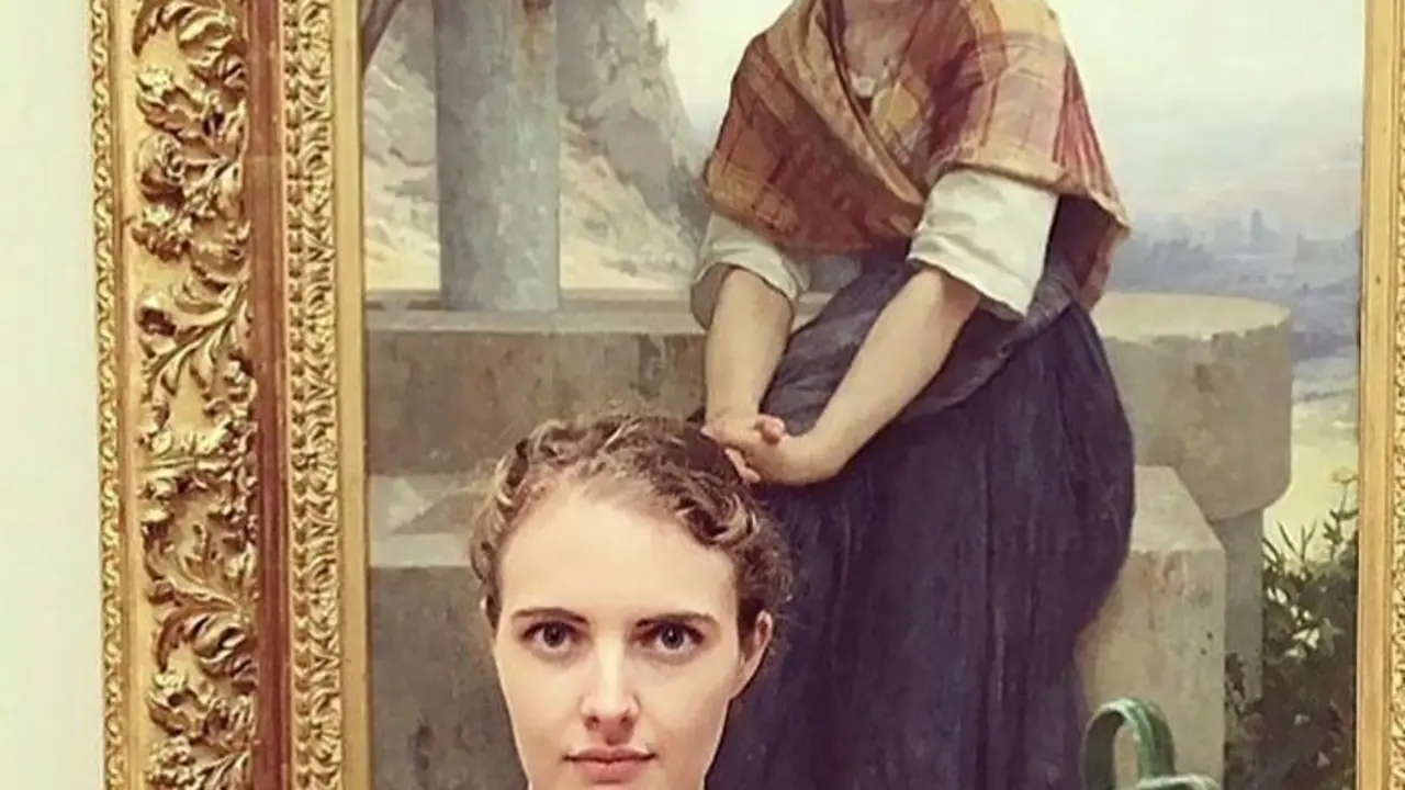 El parecido entre esta visitante y la chica del cuadro es realmente ince&iacute;ble. El pelo, la mirada, los rasgos faciales&hellip; &iexcl;s&oacute;lo le falta el peto tejano!