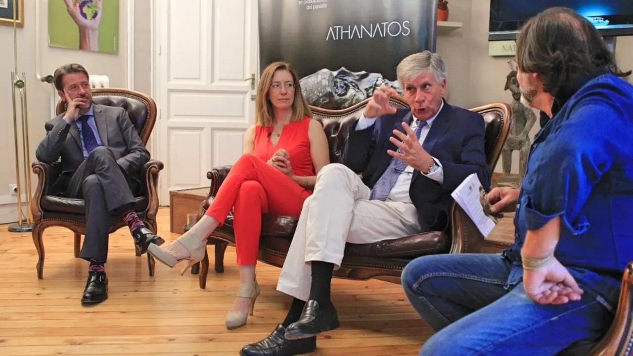 Presentaci&oacute;n del Congreso que va a reunir en Santa Cruz a 300 expertos mundiales en las distintas culturas del pasado que momificaban a sus muertos, una cita incluida en el proyecto arqueol&oacute;gico "Athanatos". Gabinete de Historia Natural.de izq a der el presidente de tenerife, amaya conde consejera, conrado rodriguez director del museo arqueologico de tenerife y el director del gabinete de historia natural EFE/V&iacute;ctor Lerena
