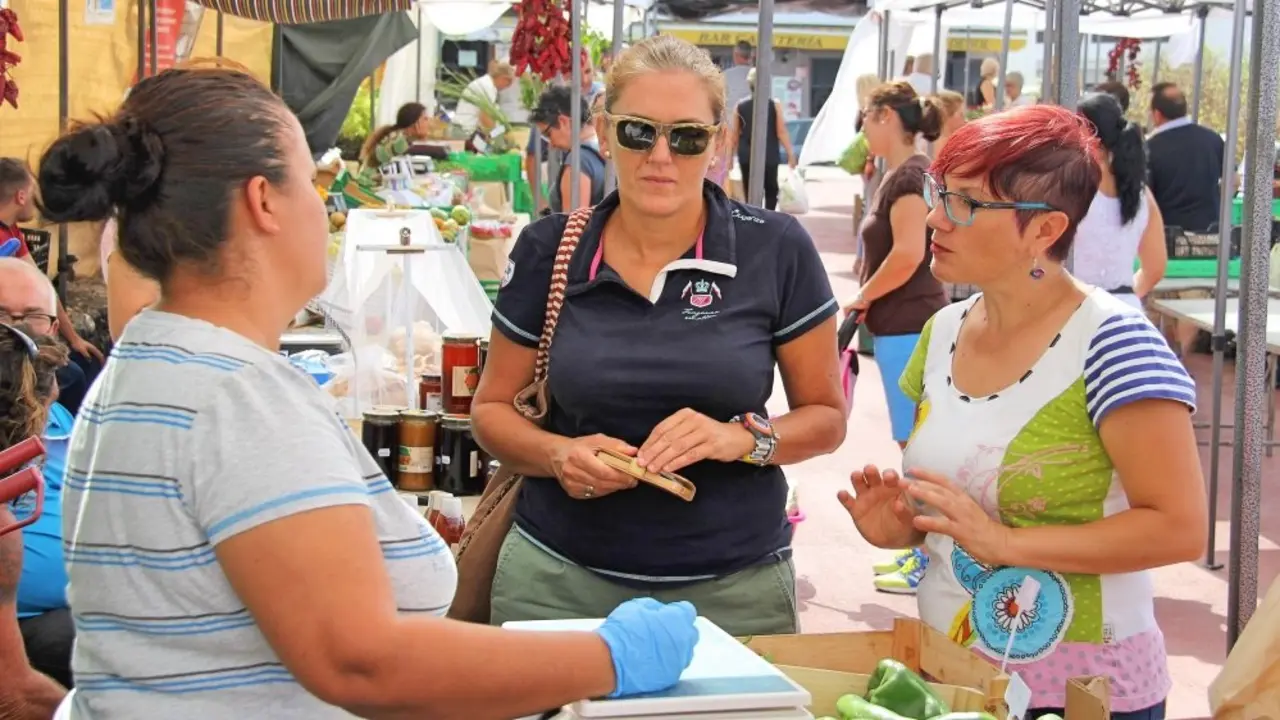 La concejala de Desarrollo Local y Sector Primario, Raquel Guti&eacute;rrez, se ha acercado al Mercadillo Agro tradicional del municipio para informar a los y las agricultoras del futuro encuentro