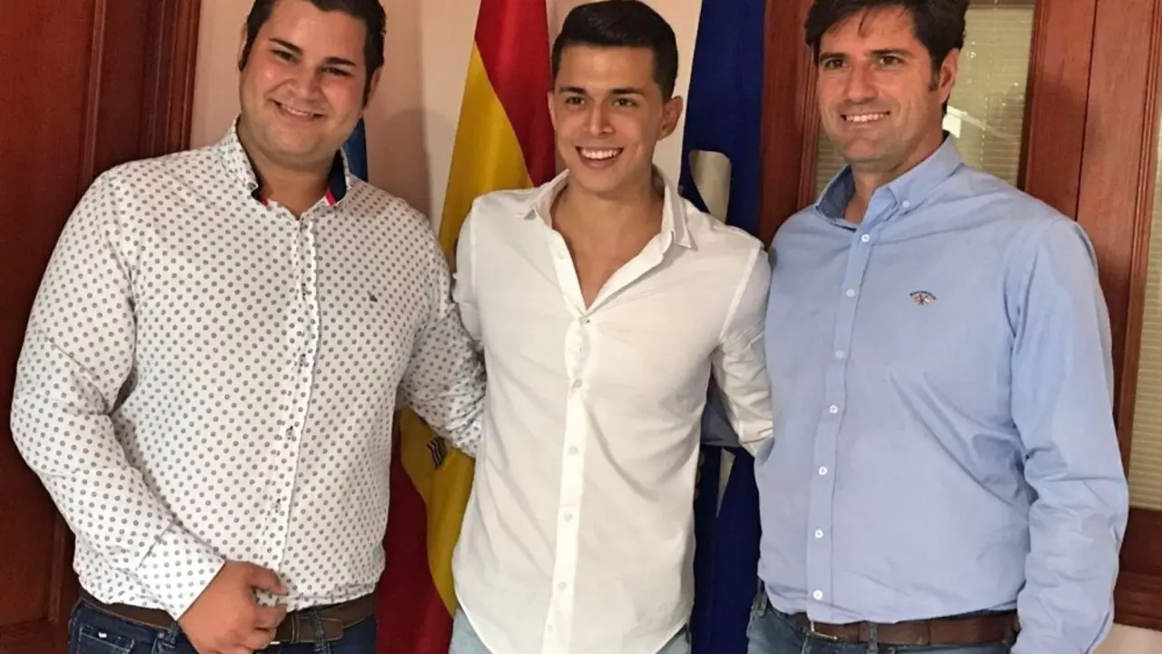 El Alcalde y el concejal de Fiestas con el representante municipal_Fotor