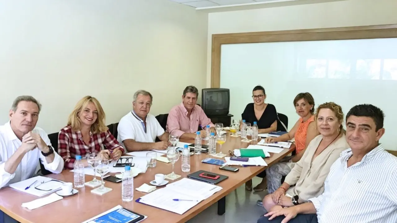 El director general de Salud P&uacute;blica, Jos&eacute; Juan Alem&aacute;n, con los directores de las &Aacute;reas de Salud_Fotor