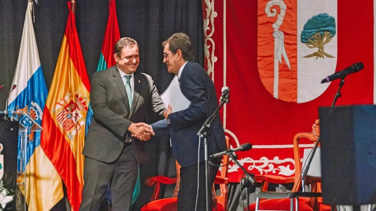 El rector de la Universidad de La Laguna dio anoche comienzo a las Fiestas Mayores de Arona con la lectura del preg&oacute;n. Foto Jesus Brito