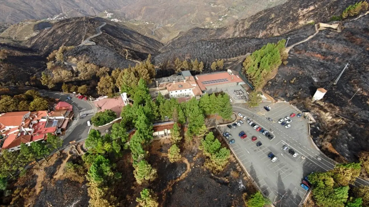 Vuelo de reconocimiento sobre las zonas afectadas por el incendio de Tejeda a 23 de Septiembre de 2017. (Foto: Arturo Rodriguez/Presidencia GobCan)


Esta fotograf&iacute;a oficial del Gobierno de Canarias es solamente para uso editorial por medios de comunicaci&oacute;n. La fotograf&iacute;a no puede ser manipulada de ninguna manera y no se puede utilizar en materiales comerciales y/o pol&iacute;ticos, publicidad, correos electr&oacute;nicos, productos, promociones que de alguna manera pueda sugerir la aprobaci&oacute;n o respaldo del Presidente, o el Gobierno de Canarias.