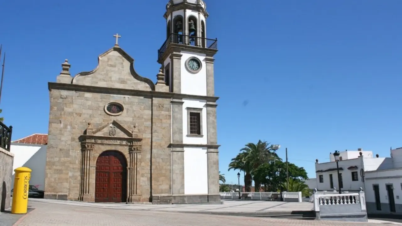 Plaza de la iglesia de San Antonio de Padua_Fotor