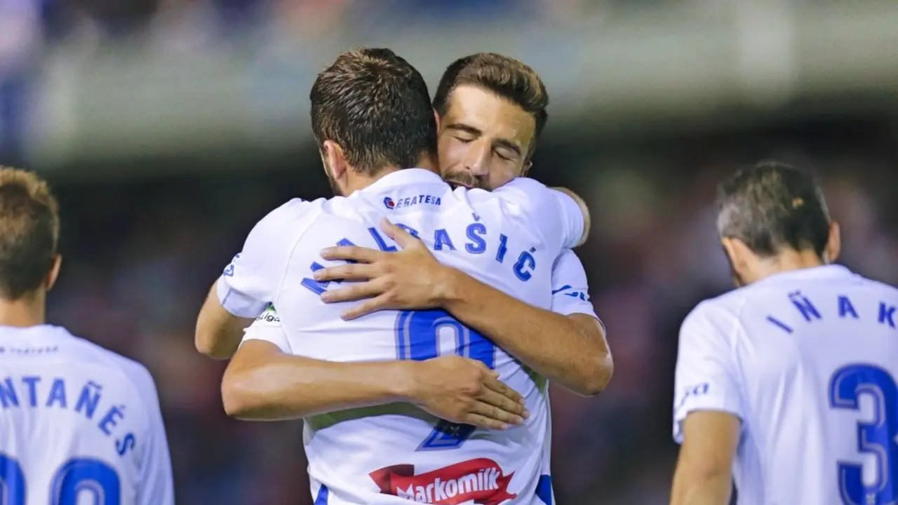 ESTADIO HELIODORO RODR&Iacute;GUEZ L&Oacute;PEZ.
PARTIDO TENERIFE-N&Aacute;STIC.
EN LA IMAGEN, JUAN CARLOS Y MALBASIC CELEBRAN EL GOL DE MALBASIC
/SANTIAGO FERRERO