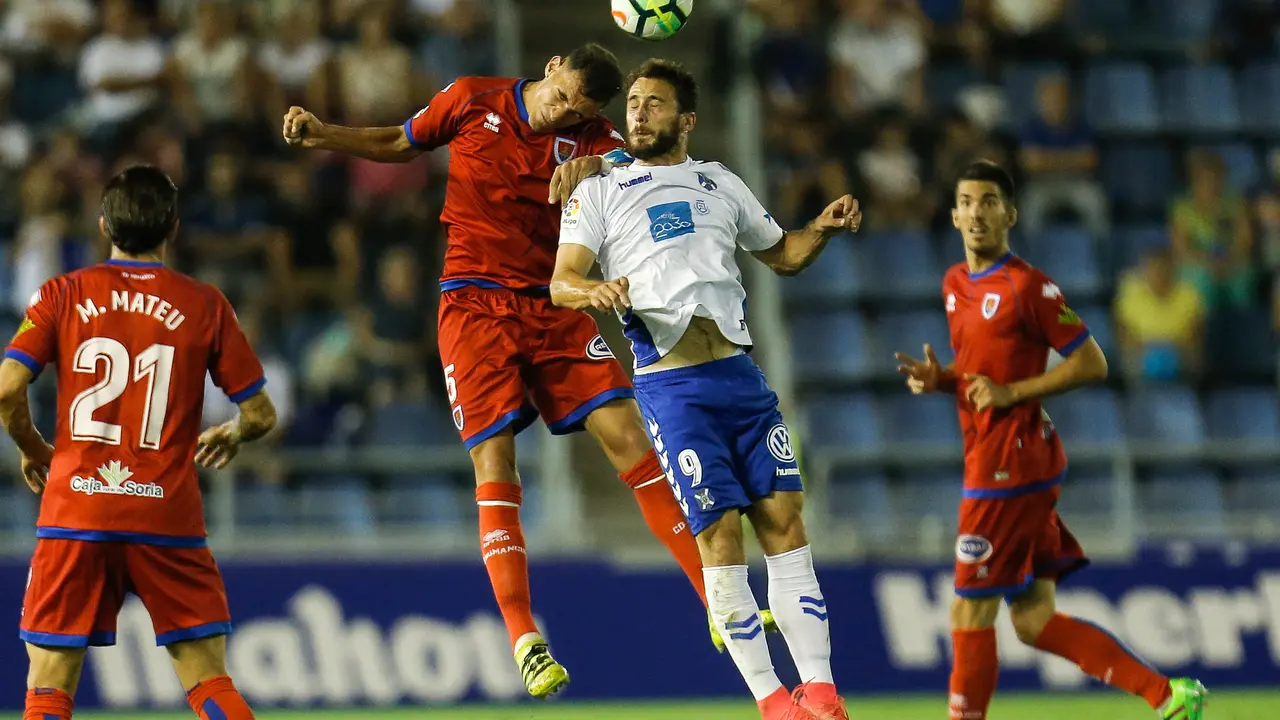 ESTADIO HELIODORO RODR&Iacute;GUEZ L&Oacute;PEZ.PARTIDO TENERIFE-NUMANCIA.EN LA IMAGEN, MALBASIC EN UNA ACCI&Oacute;N POR ALTO./SANTIAGO FERRERO