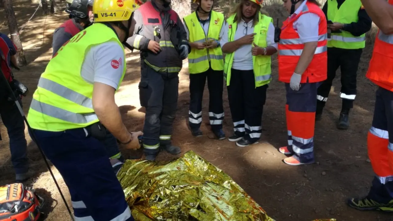 251017 Personal del SUC y Cruz Roja asisten a los afectados (1)