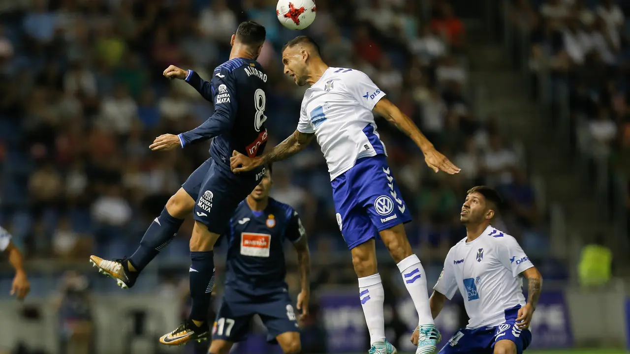ESTADIO HELIODORO RODR&Iacute;GUEZ L&Oacute;PEZ. JORNADA 4 COPA DEL REY.PARTIDO TENERIFE-ESPA&Ntilde;OL.EN LA IMAGEN, AVELDA&Ntilde;O SALTA A POR UN BAL&Oacute;N JUNTO A &Aacute;LVARO./SANTIAGO FERRERO