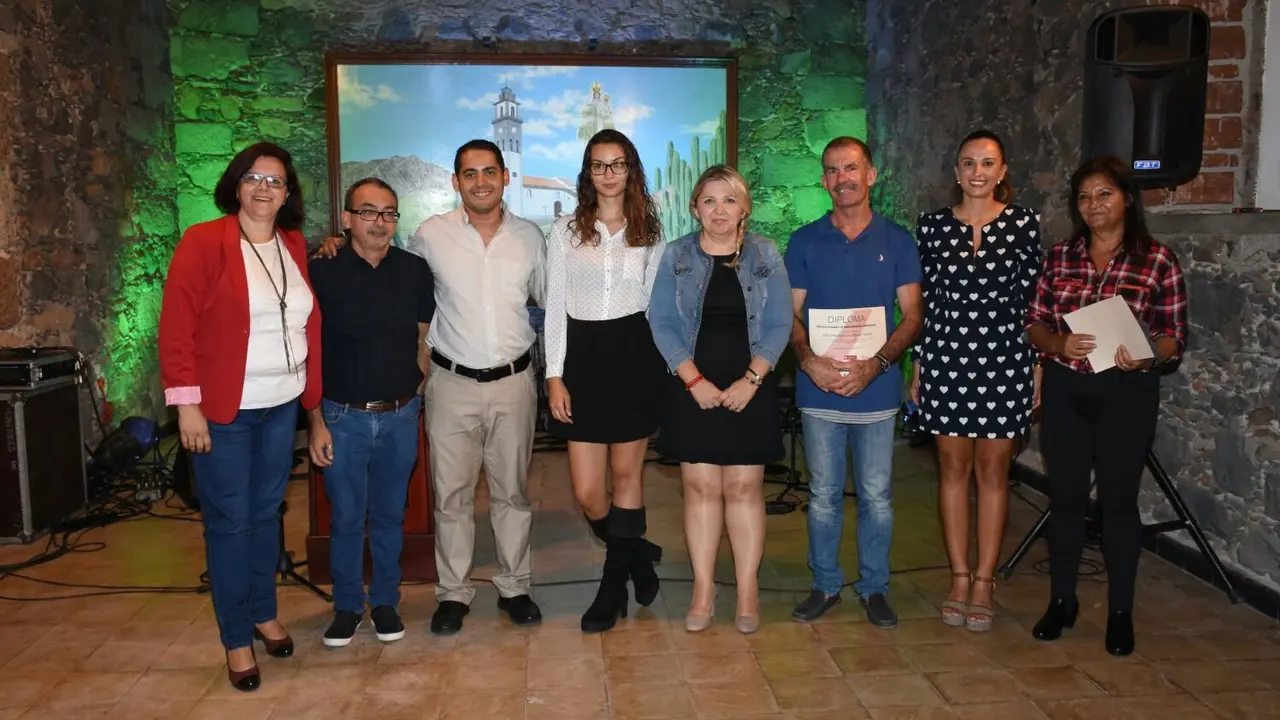 El presidente del ICHH,  Christian M&eacute;ndez Benedetti (tercero por la izquierda), con los homenajeados