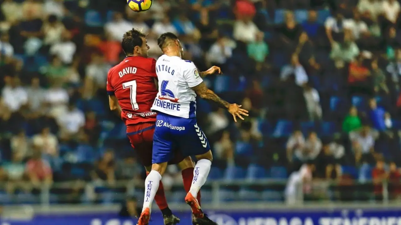 ESTADIO HELIODORO RODR&Iacute;GUEZ L&Oacute;PEZ.
PARTIDO TENERIFE-OSASUNA.
EN LA IMAGEN, VITOLO Y DAVID EN UNA ACCI&Oacute;N POR ALTO.
/SANTIAGO FERRERO