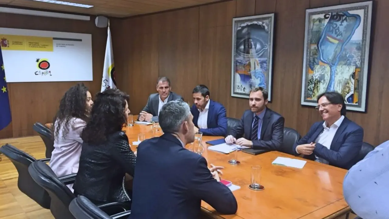 Isaac Castellano y Matilde Asi&aacute;n cierran una inversi&oacute;n de 8 millones de euros en infraestructuras tur&iacute;sticas para Canarias