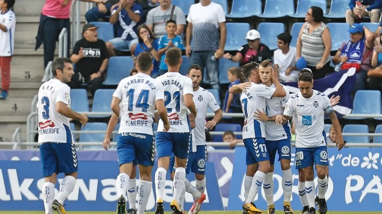 ESTADIO HELIODORO RODR&Iacute;GUEZ L&Oacute;PEZ.
PARTIDO TENERIFE-CULTURAL LEONESA.
EN LA IMAGEN, LOS JUGADORES DEL TENERIFE CELEBRAN EL GOL DE LONGO.
/SANTIAGO FERRERO