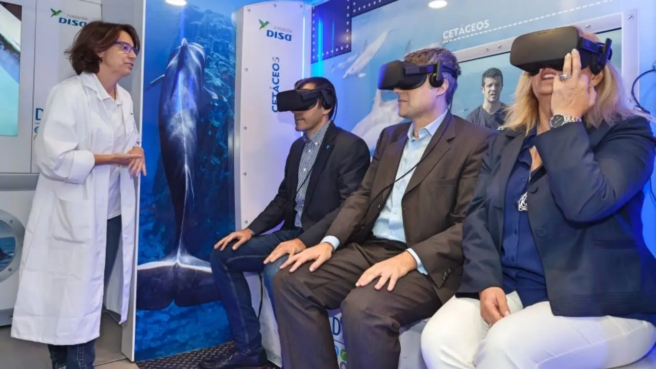 autoridades con las gafas de realidad virtual_Fotor