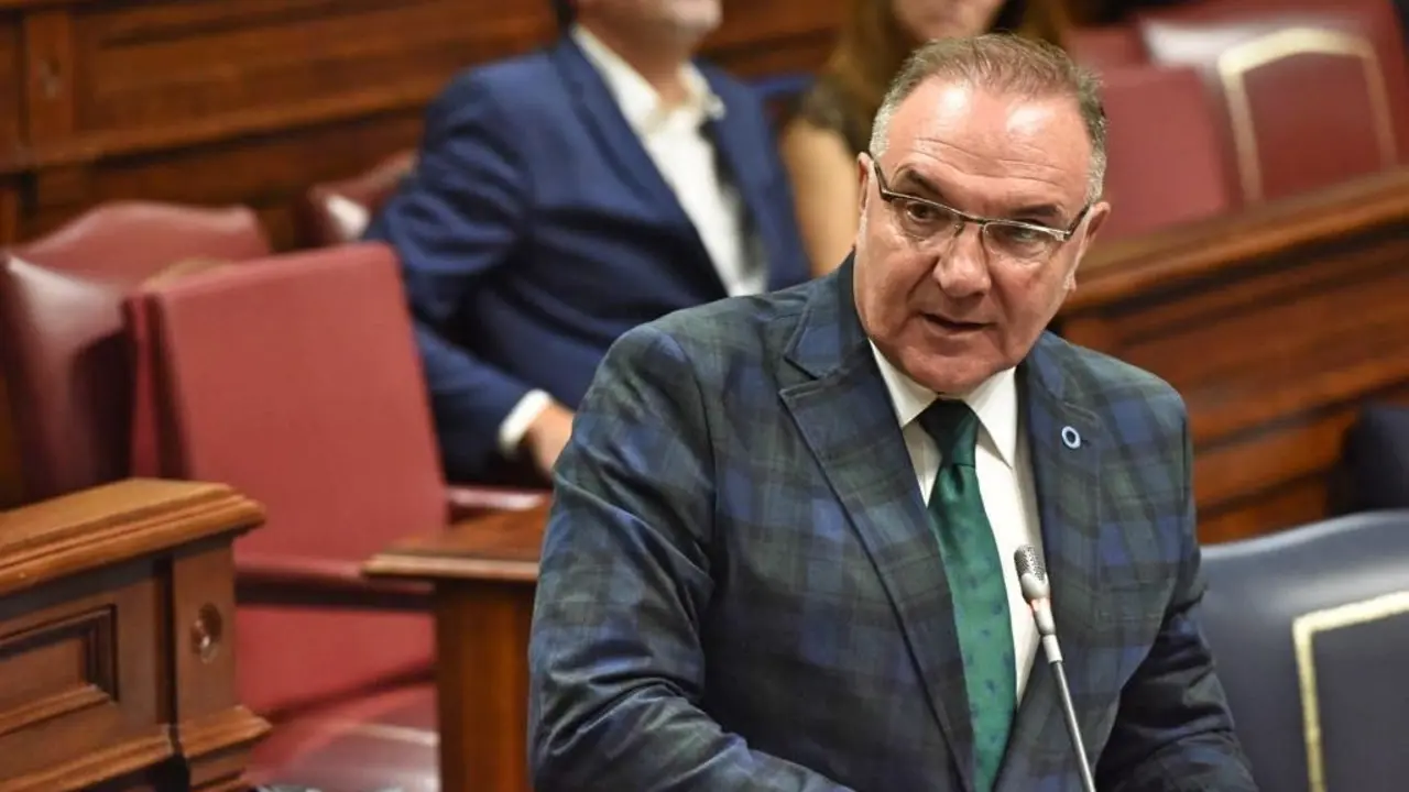 Baltar El consejero de Sanidad, durante la sesi&oacute;n de este martes_Fotor