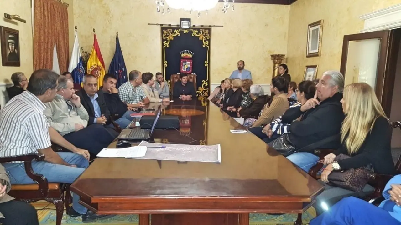 Foto de la reuni&oacute;n mantenida con propietarios_Fotor