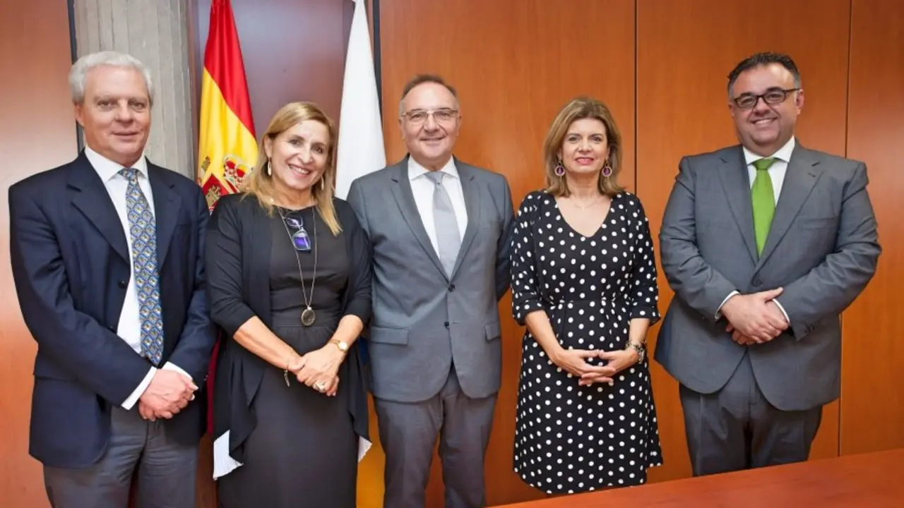 El consejero de Sanidad, Jos&eacute; Manuel Baltar, posa junto a la nueva directora general de Programas Asistenciales, Elisabeth Hern&aacute;ndez_Fotor