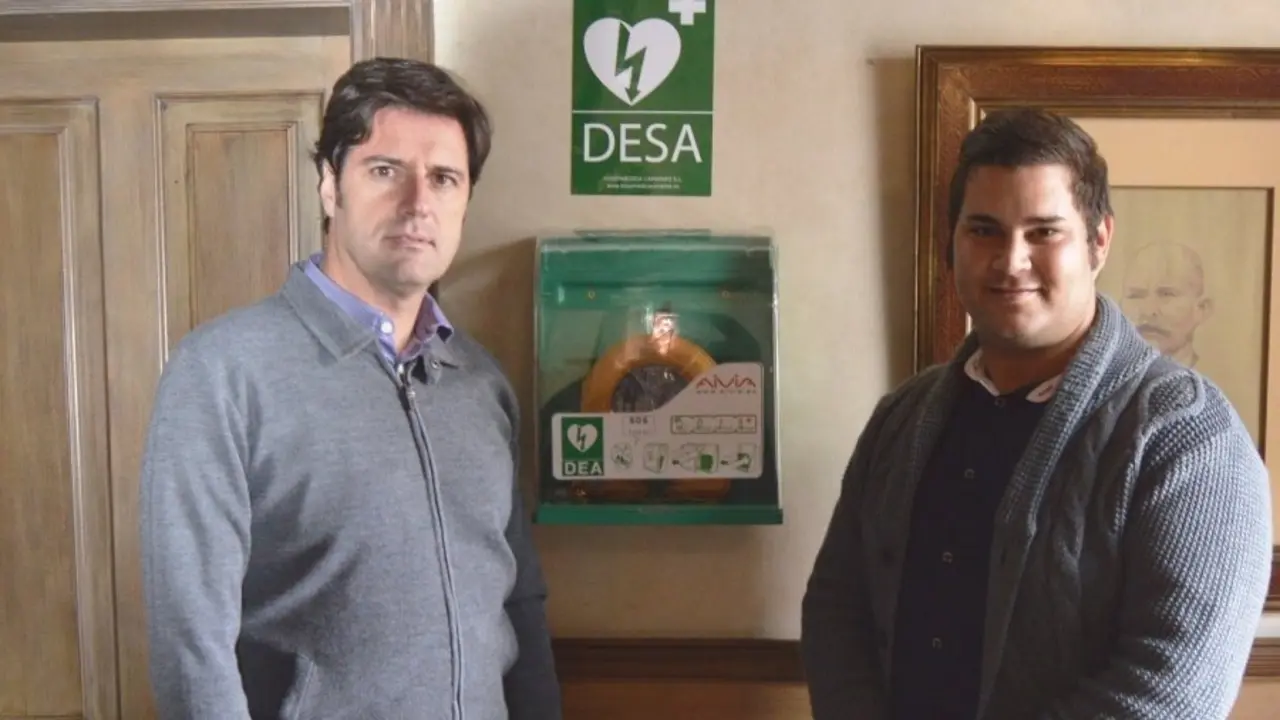 El Alcalde y el concejal de Sanidad junto a un desfibrilador colocado en el Ayuntamiento_Fotor