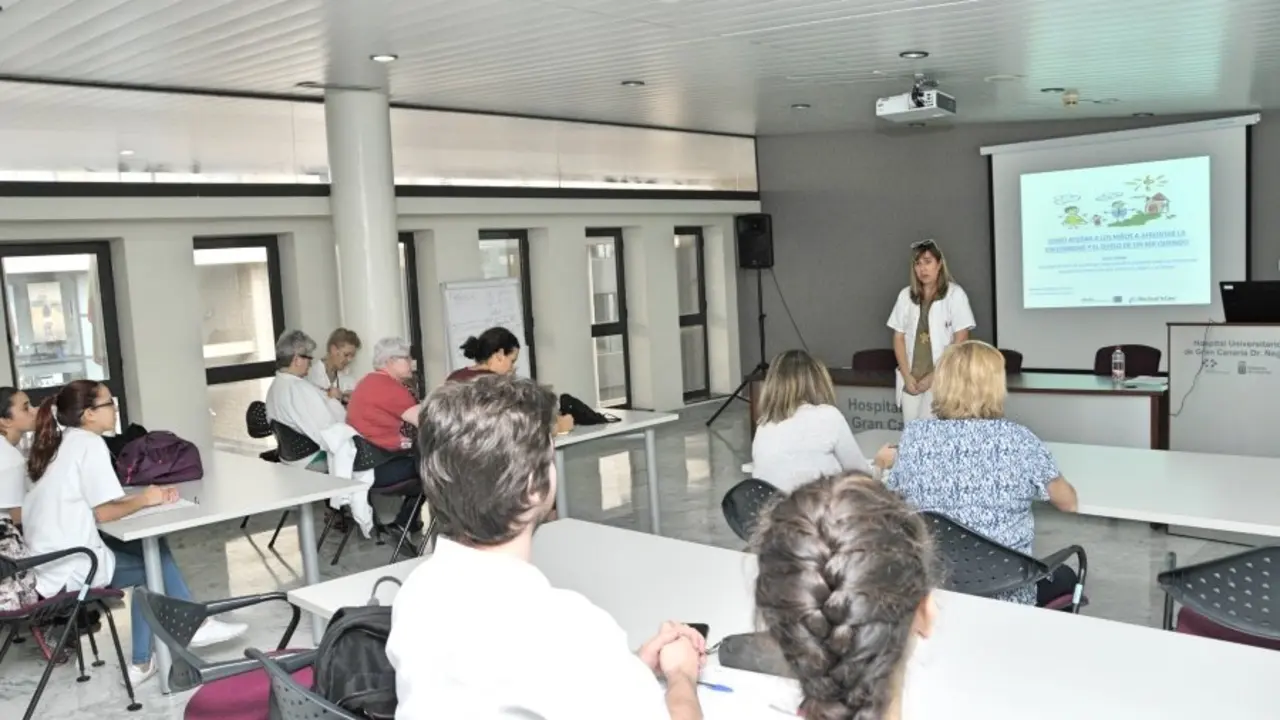 Nuria Toledo, en un momento de la charla del Aula de Pacientes_Fotor