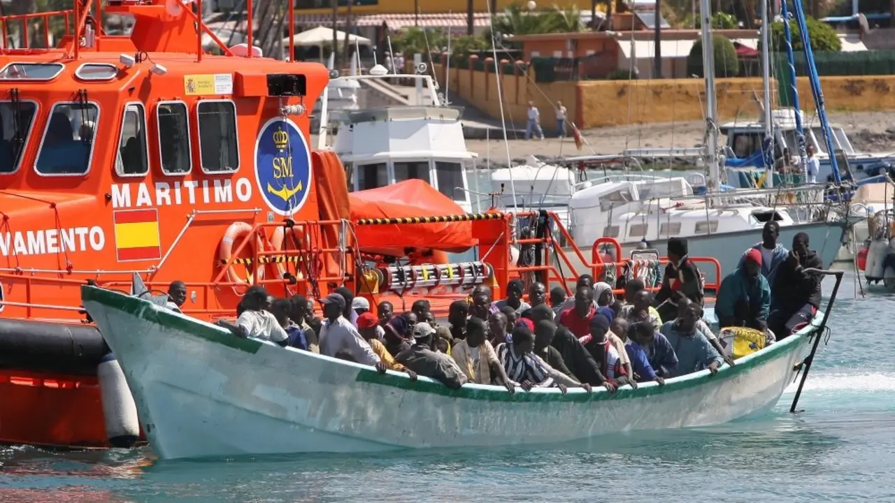 60 INMIGRANTES SUBSAHARIANOS FUERON DESEMBARCADOS EN EL PUERTO DE LOS CRISTIANOS DE UN CAYUCO QUE FUE LOCALIZADO A POCAS MILAS DEL PALMAR EN EL SUR DE TENERIFE, LA EMBARCACION FUE ESCOLTADA HASTA PUERTO POR LA GUARDIA CIVIL Y SALVAMENTO MARITIMO.